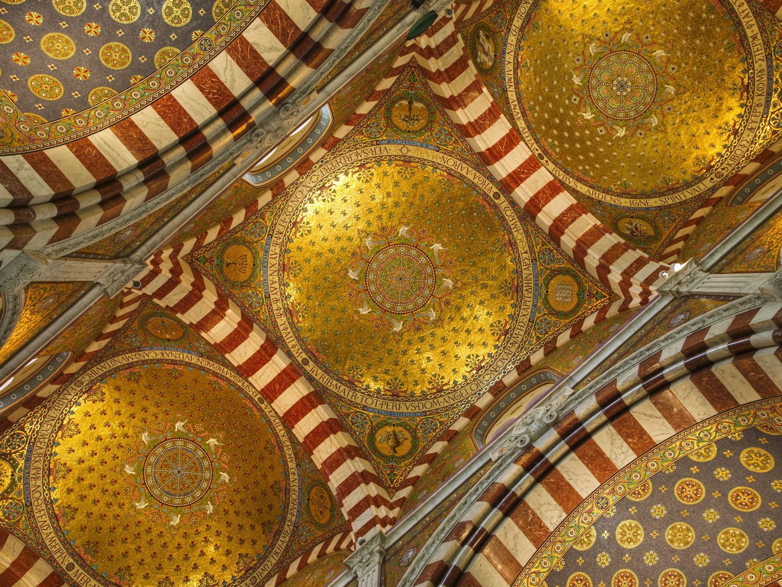 Interior_of_Basilica
