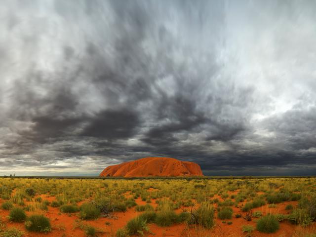 Ayers_Rock_and_Storm