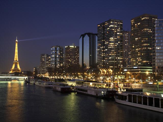 Paris_Along_the_River