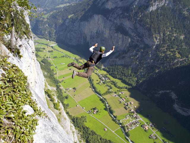 Base_Jumping_Lauterbrunnen_Switzerland