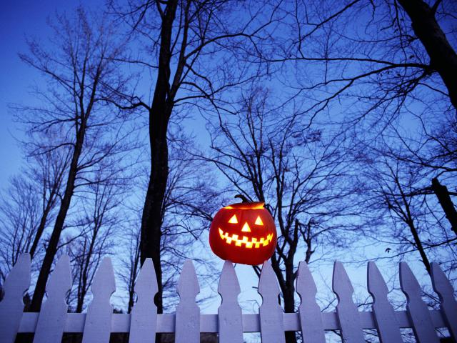 Jack-o-Lantern_on_a_Fence