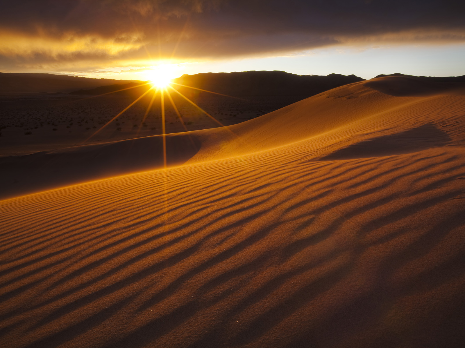 Rays_of_Sunlight_Death_Valley_National_Park_California