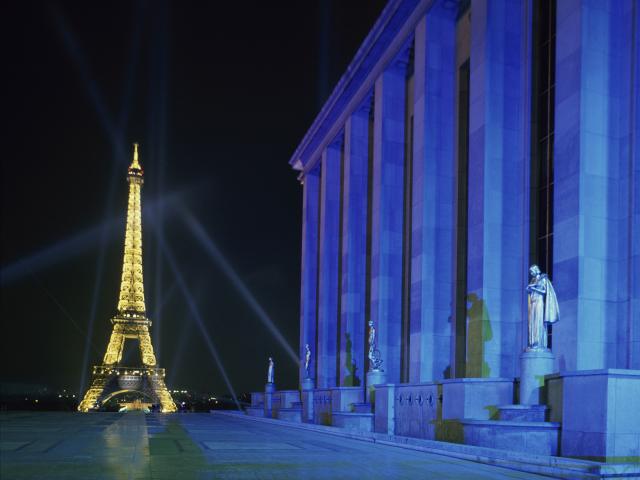 Eiffel_Tower_and_Chaillot