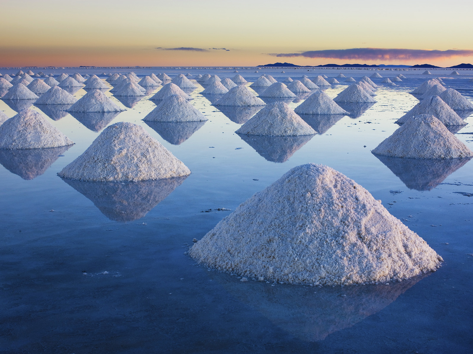 Salt_Mounds_at_Salar_de_Uyuni_Bolivia