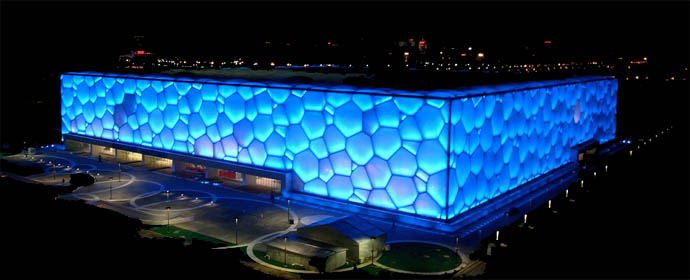 National Aquatics Center ศูนย์กีฬาทางน้ำแห่งชาติ “ลูกบาศก์น้ำ” ตั้งอยู่ในบริเวณสวนโอลิมปิก กรีน เคียงข้าง “รังนก” จะเป็นสนามแข่งขันกีฬาทางน้ำ ได้แก่ การแข่งขันกีฬาว่ายน้ำ การแข่งขันดำน้ำ กระโดดน้ำ โปโลน้ำ ระบำใต้น้ำ